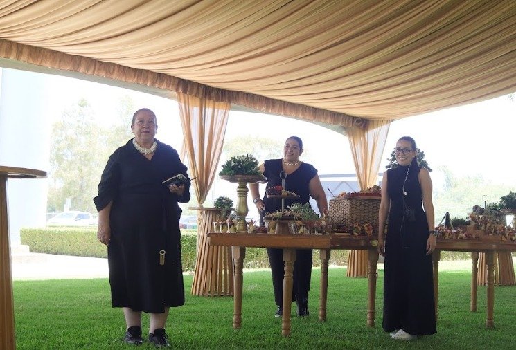 Equipo de Godere il Momento en un evento